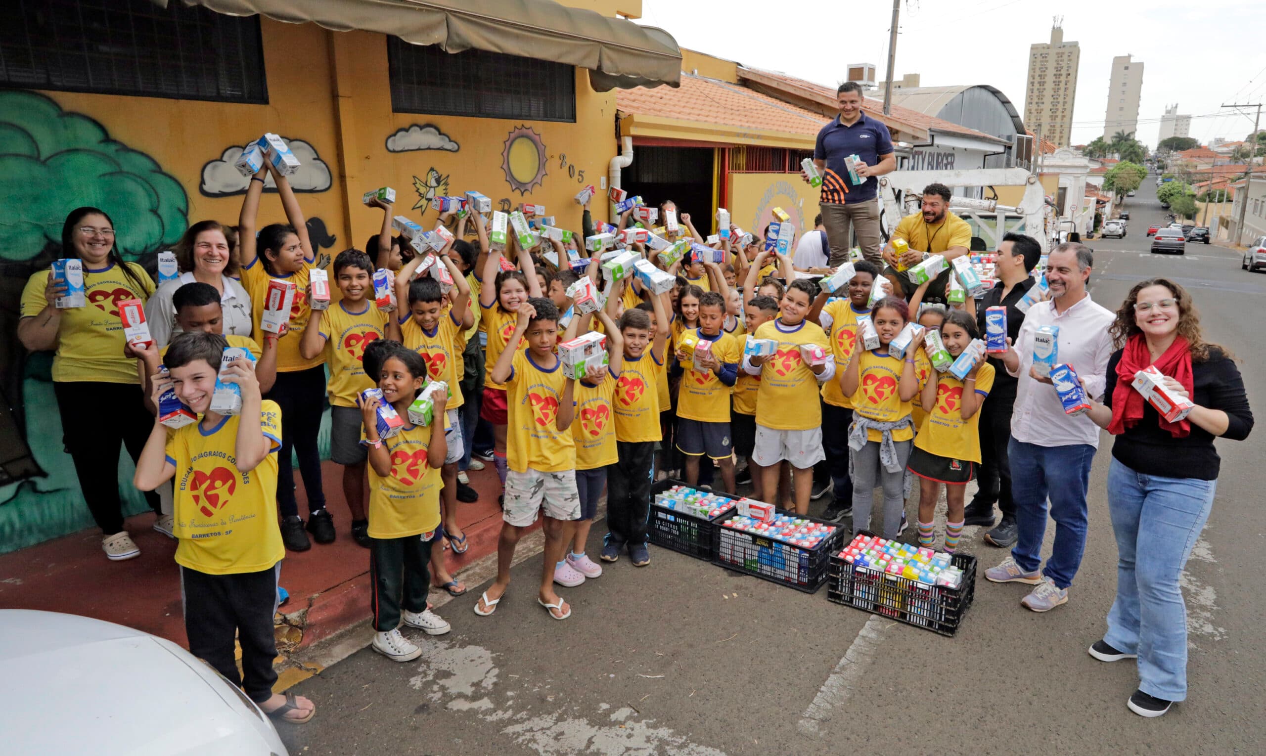 Educandário recebe 2,8 mil litros de leite arrecadados em campanha solidária