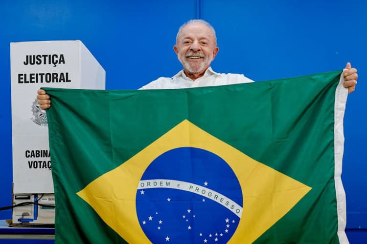 Lula é reeleito presidente  com mais de 51% dos votos apurados