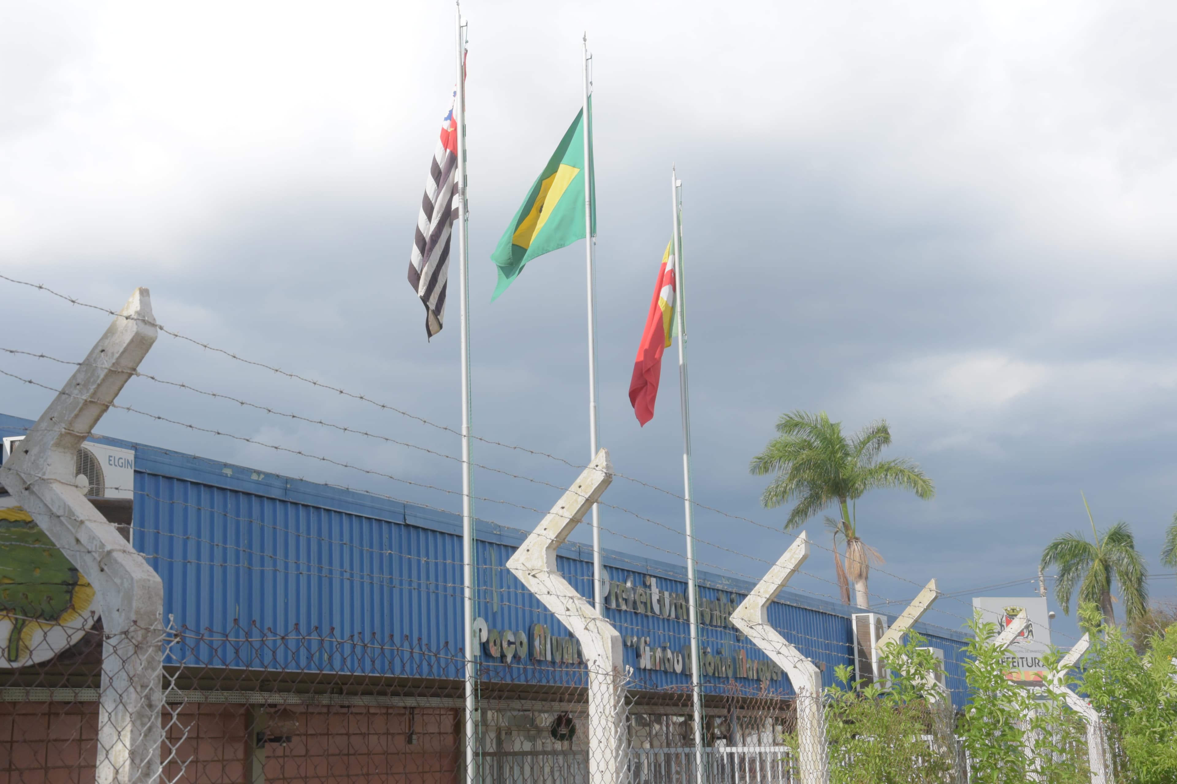 Ponto facultativo e feriado alteram serviços municipais