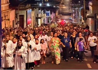 Caminhada luminosa marca união das famílias