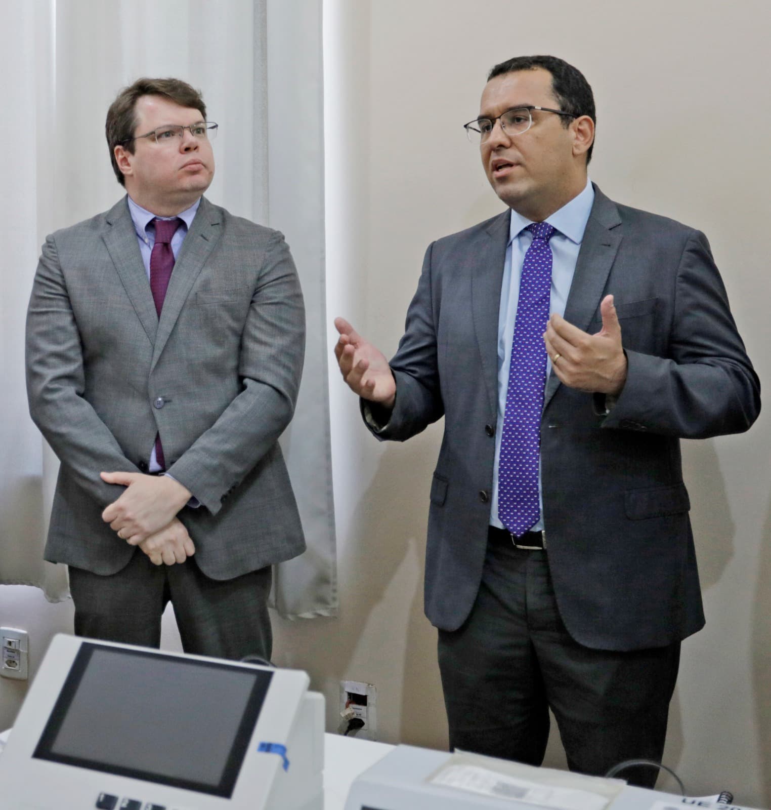 Juiz e promotor eleitoral orientam eleitores sobre ordem de votação
