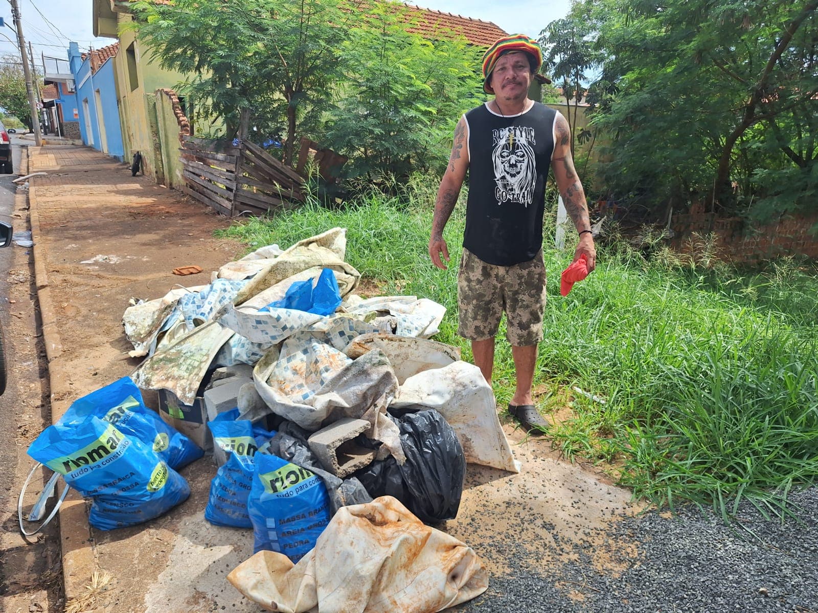Munícipe denuncia colocação de entulhos em calçada