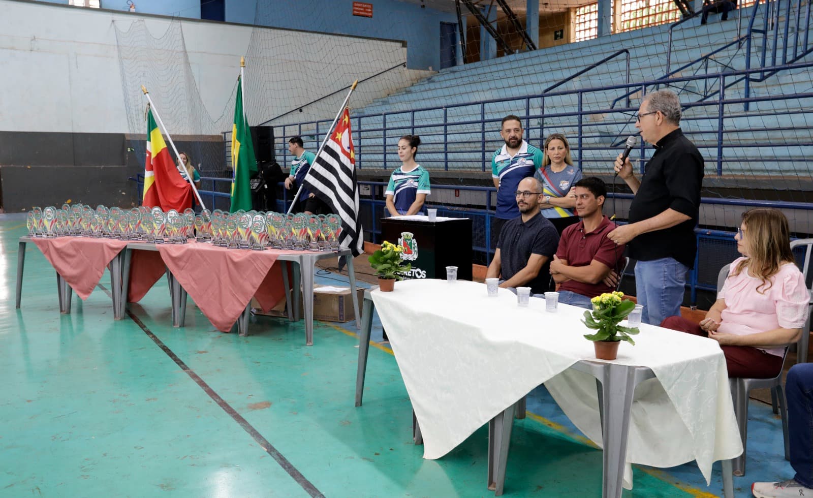 Escolas recebem troféus dos Jogos da Primavera