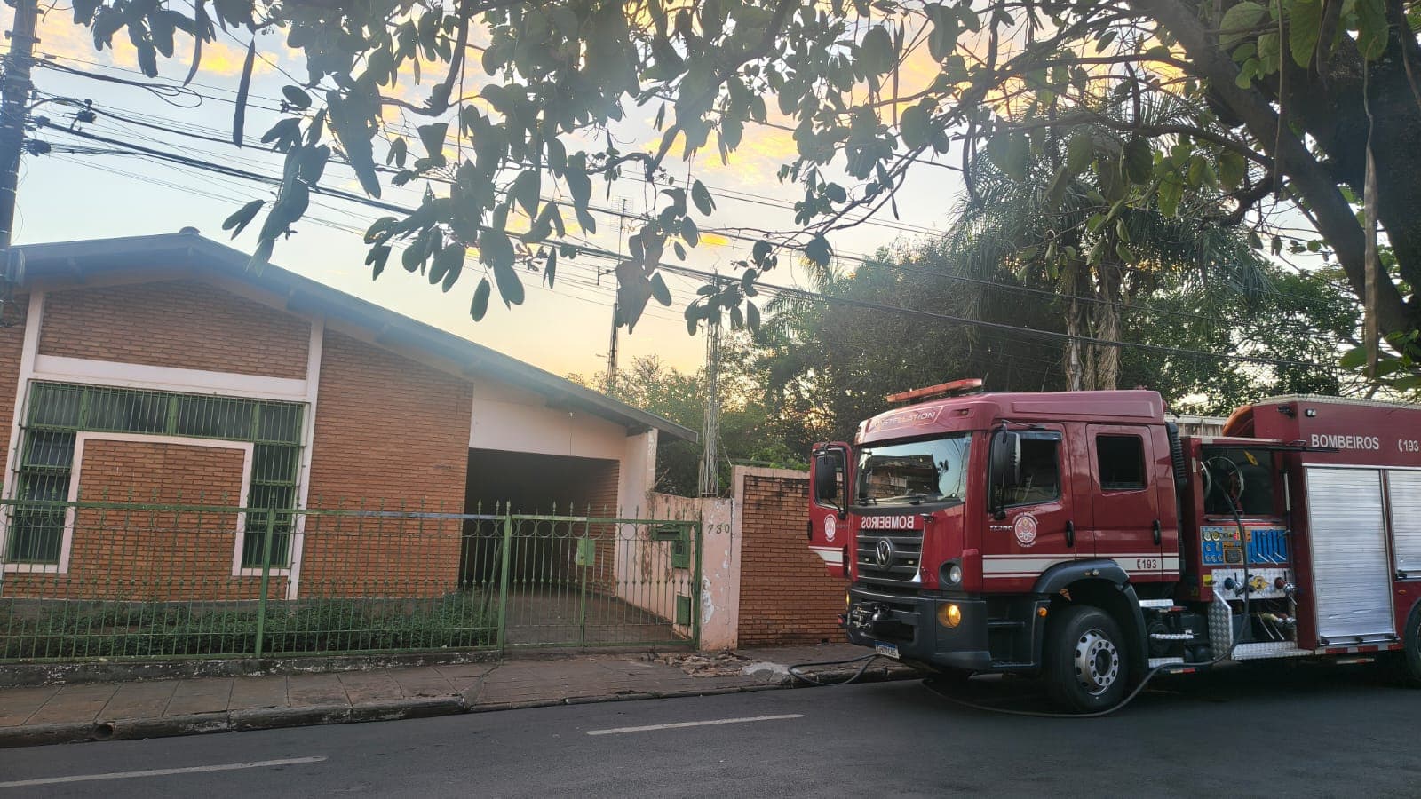 Bombeiros combatem incêndio em vegetação em residência abandonada